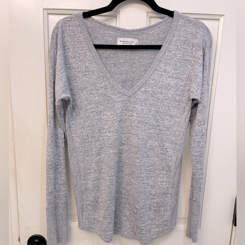 Abercrombie & Fitch Soft AF Cozy Gray V-Neck Long Sleeve Sweater
